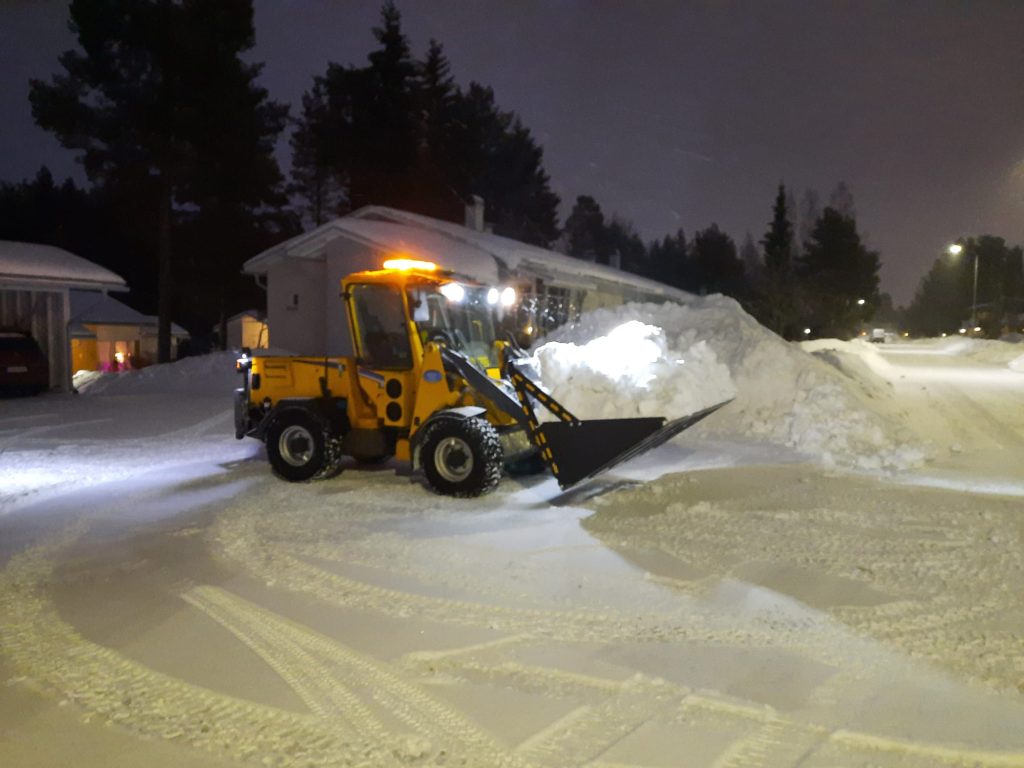 en bild av en skoptraktorn som har snön med sig