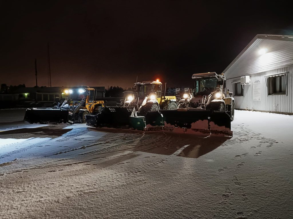 en bild av tre skoptraktorn på kvällen