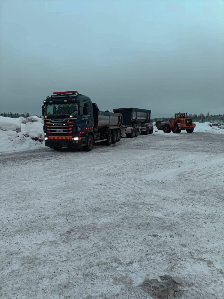 en bild av en lastbil och en skoptraktorn 