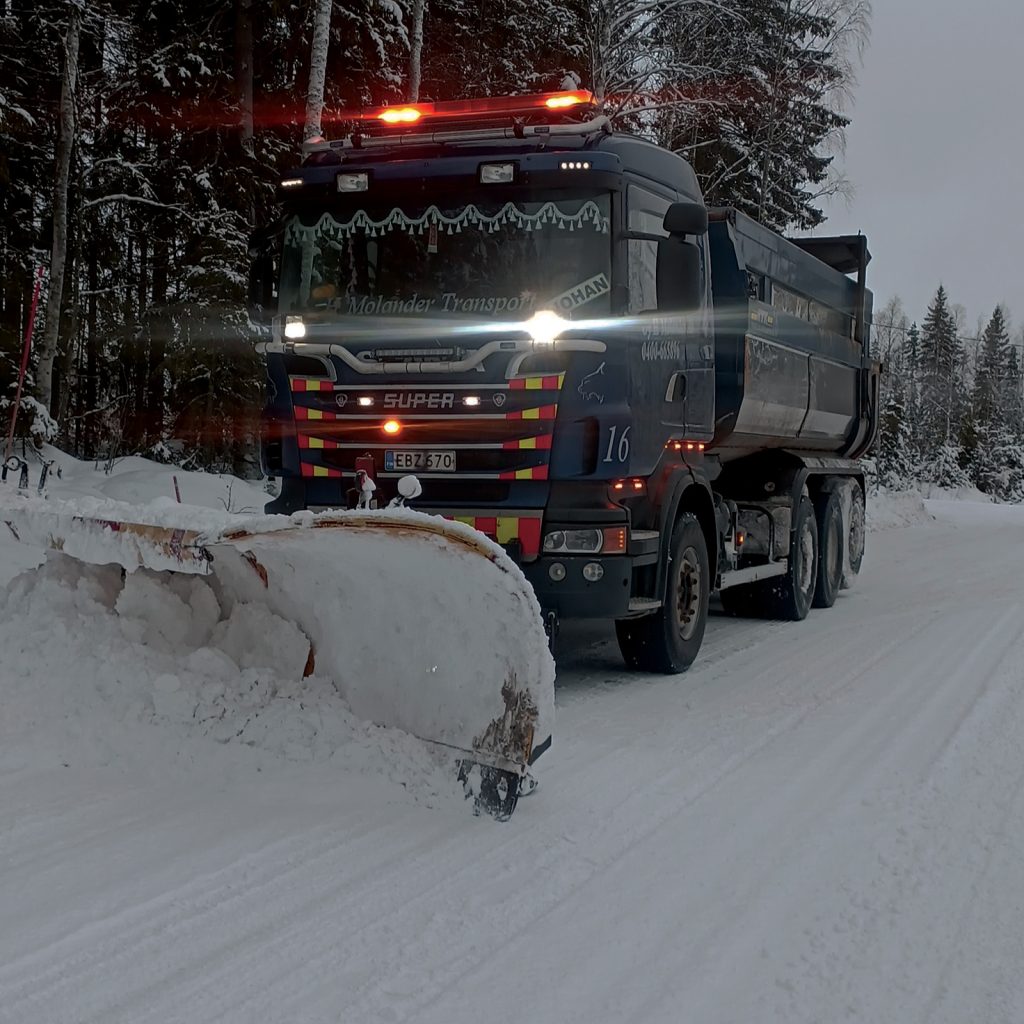 en bild av en lastbils snöplog till sidan