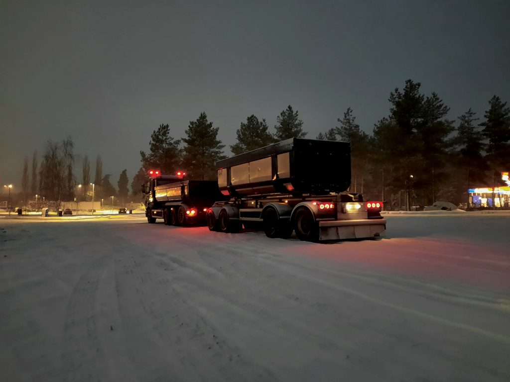 en bild som är en lastbil på kvällen